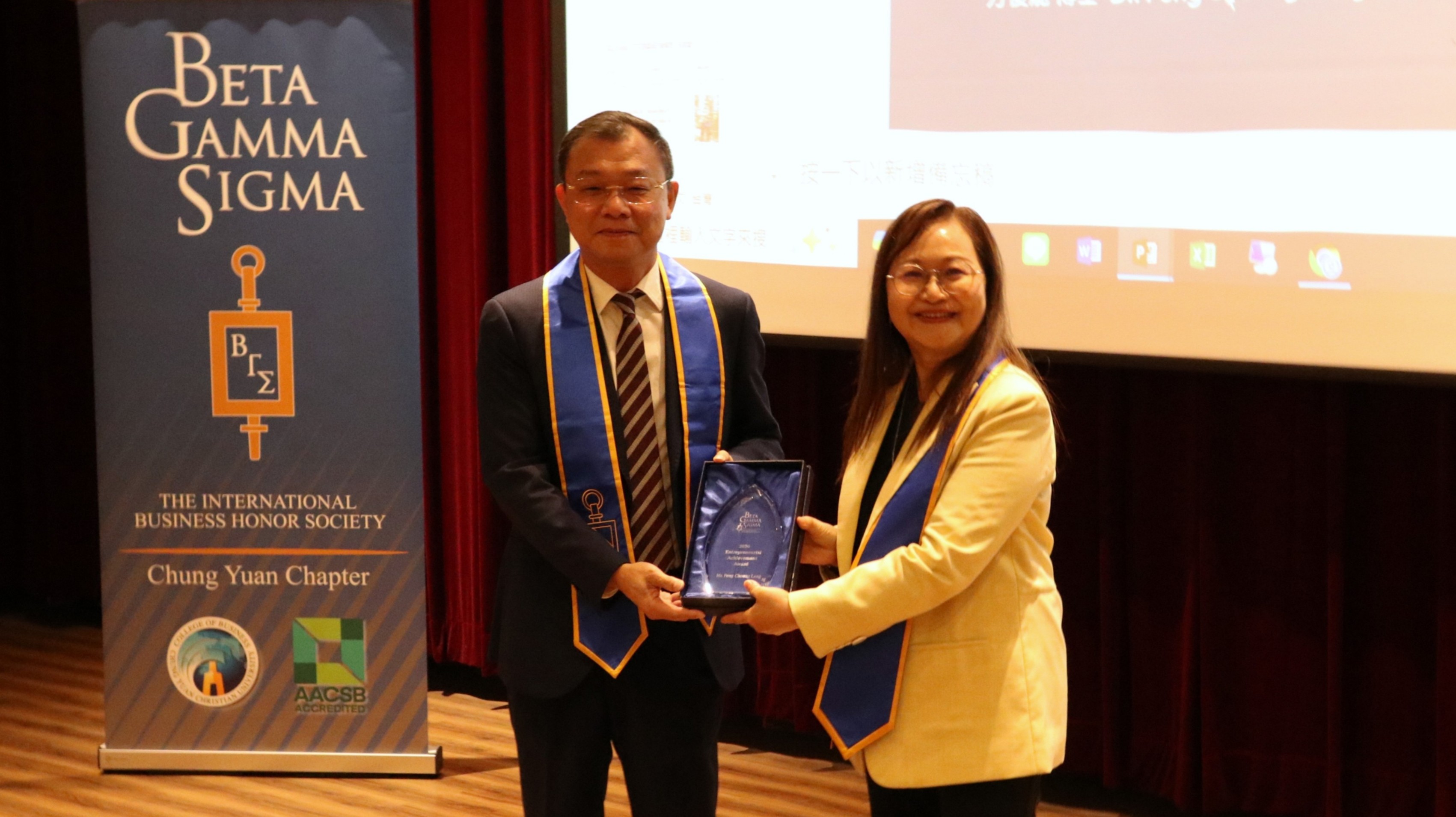 中原大學商學院院長張敏蕾代表BGS總部頒發獎牌。