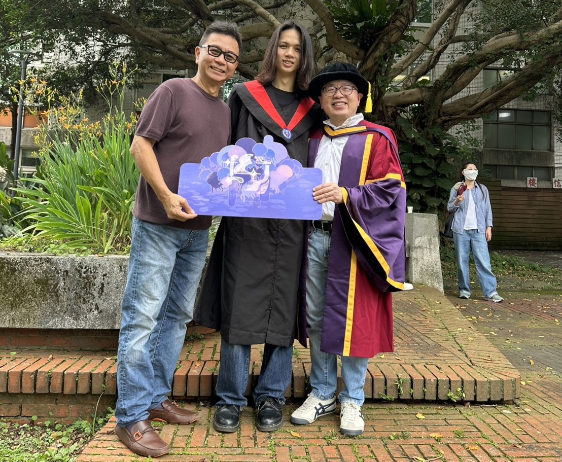 中原大學地景建築系主任周融駿(右)與畢業生曾琨昱(中)及其父曾傳傑(左)合影。