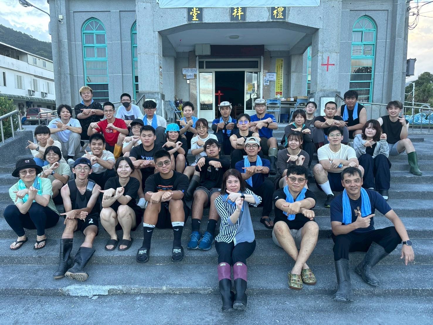 中原大學學務長金亭佑(前排中)連續三天親自帶隊前進災區，與師生並肩投入清淤復原。