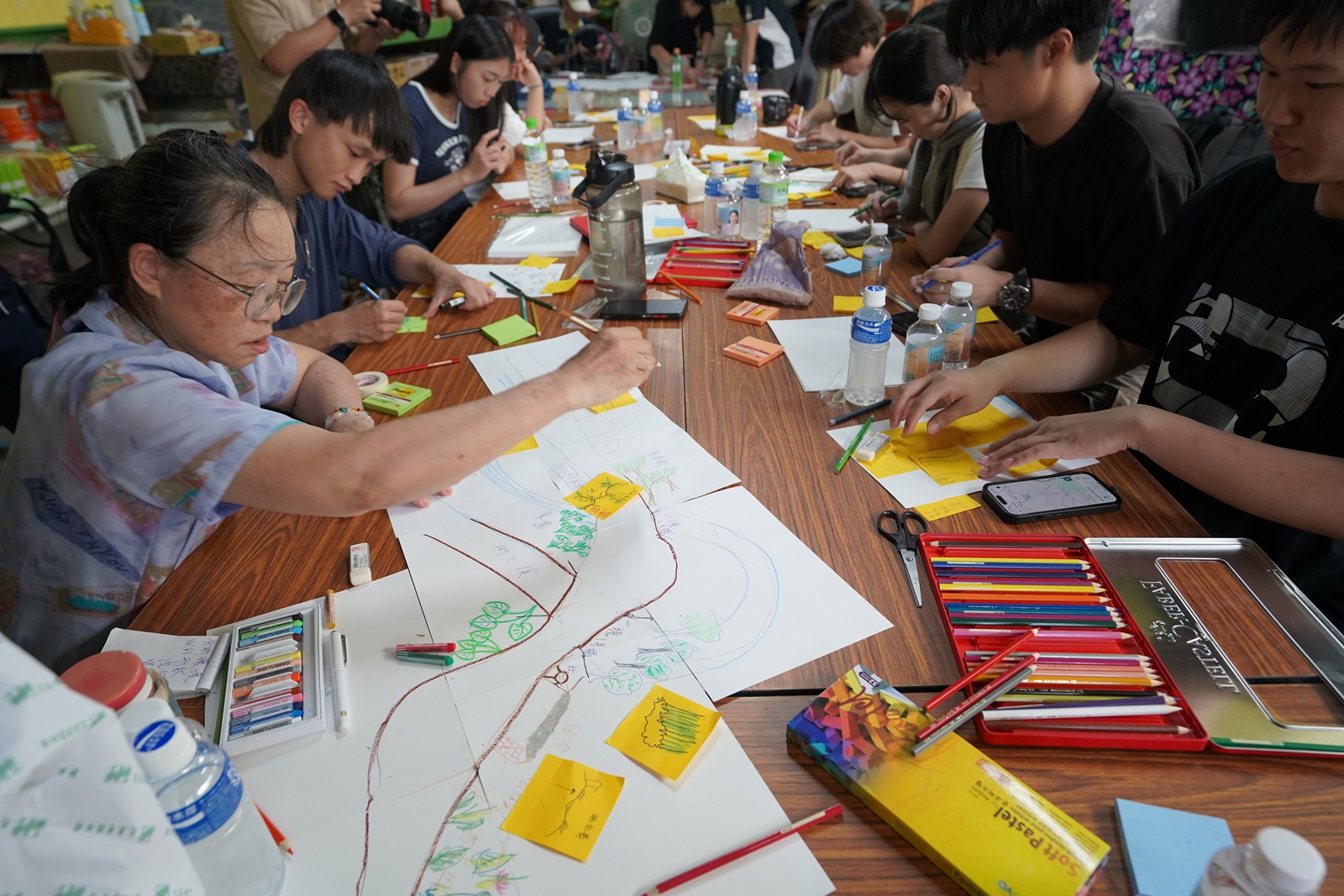 中原大學學生與社區居民共同繪製「水的記憶地圖」，記錄湧泉流向與生活故事，為洗衫坑改造凝聚在地想像。