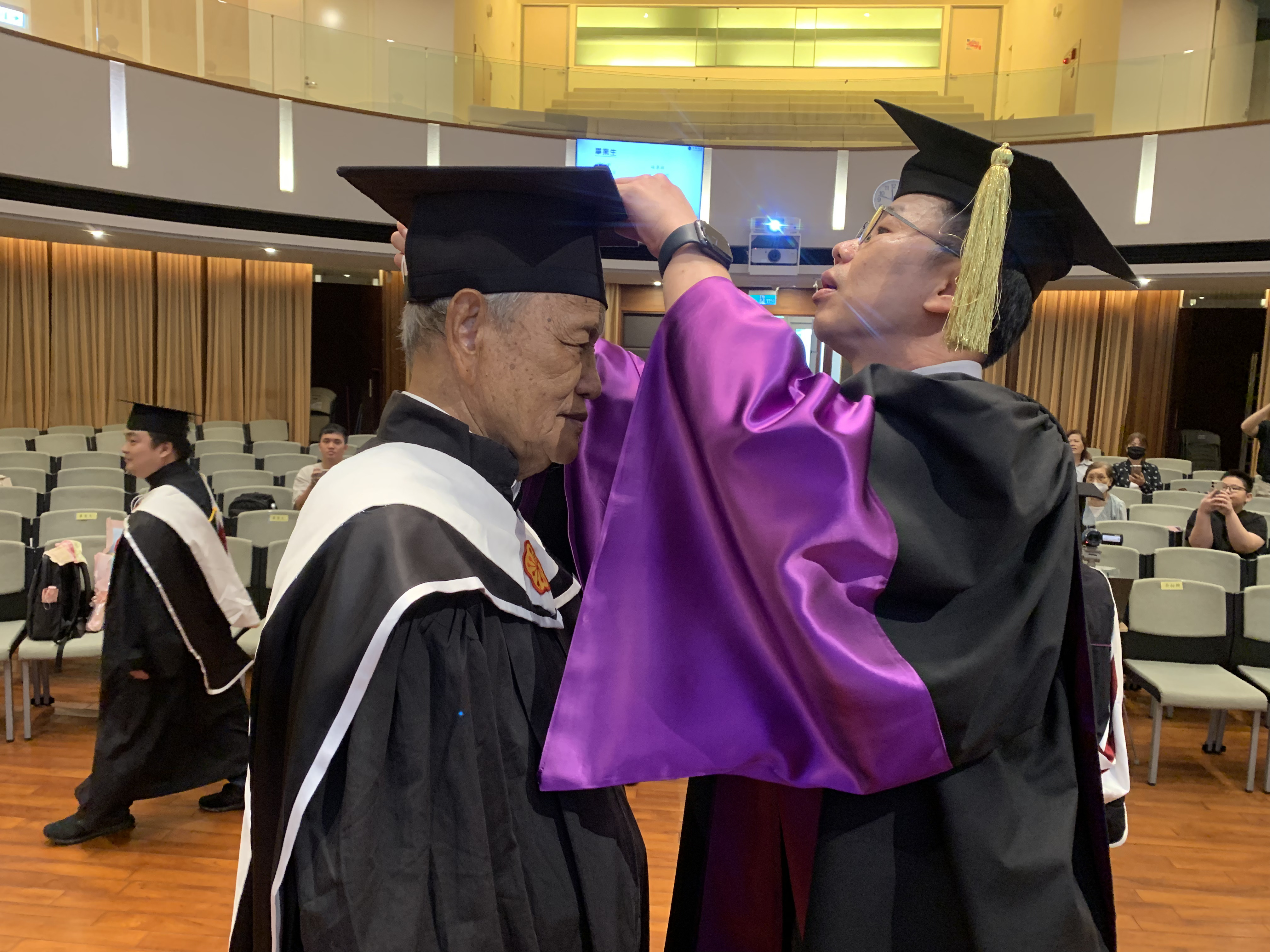 中原大學宗研所畢業感恩禮拜。宗研所所長吳昶興(右)為周義祥(左)撥穗。