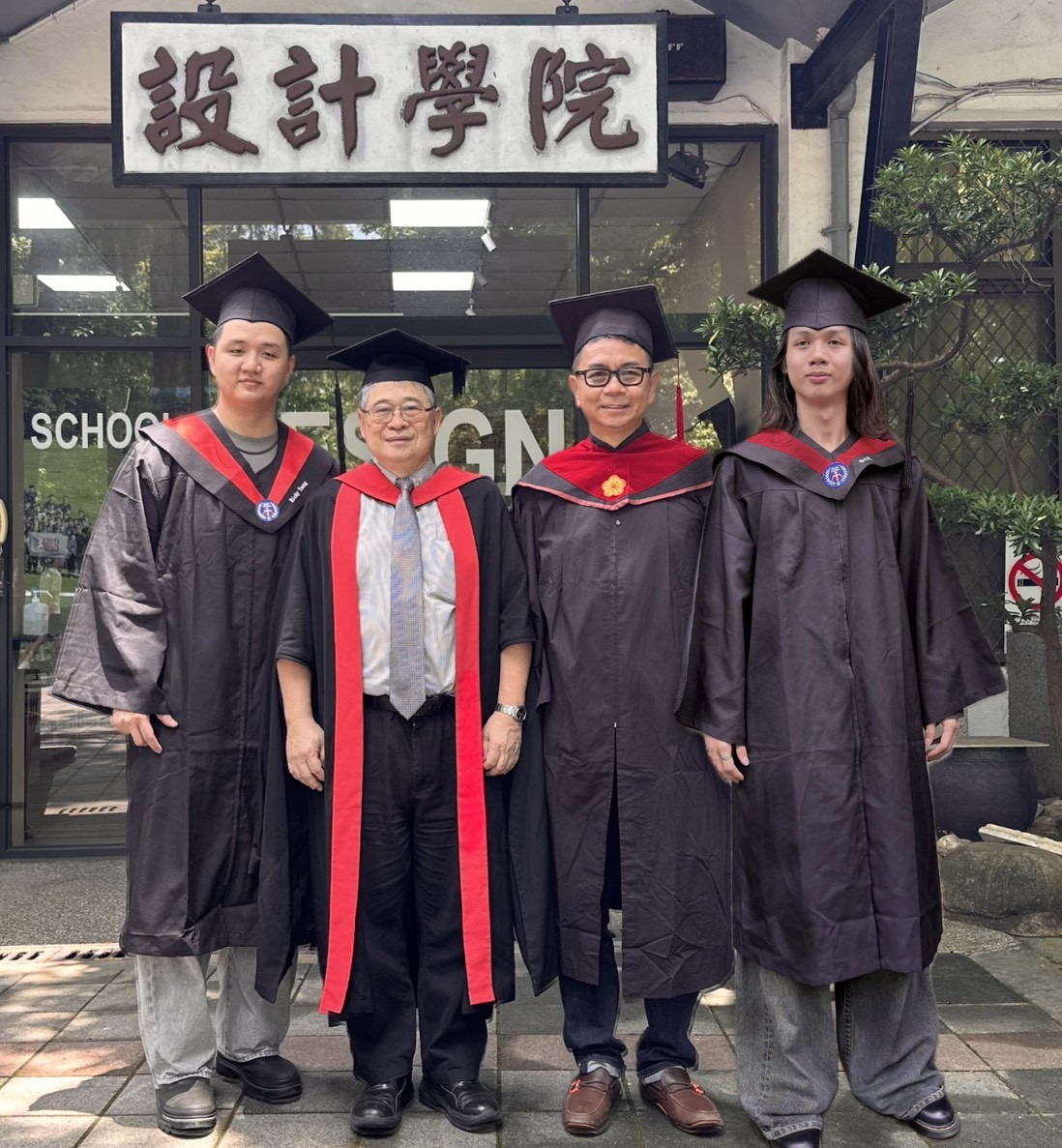 中原大學室設所畢業生曾傳傑(右2)與兒子曾煜品(左)、曾琨昱(右)，以及指導教授陳其澎(左2)於設計學院前合影。