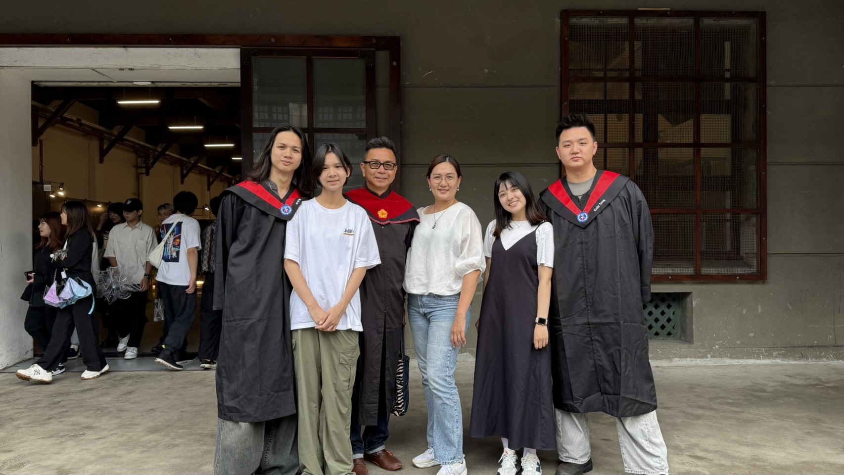 中原大學室設所畢業生曾傳傑(左3)與兒子曾煜品(右)、曾琨昱(左)今年同時自中原大學畢業，全家合影慶祝。