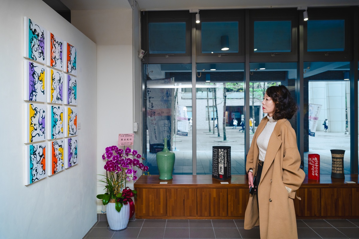 李元慶老師眾生相作品，極其細緻吸引民眾駐足觀賞。