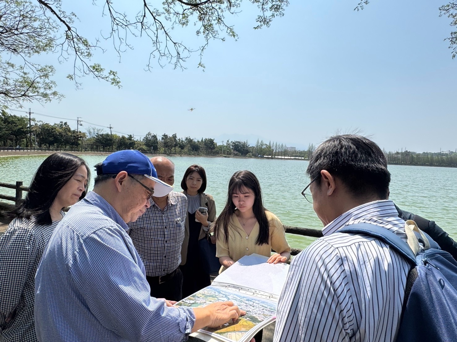 中原大學師生實地踏查埤圳水文化環境進行討論。