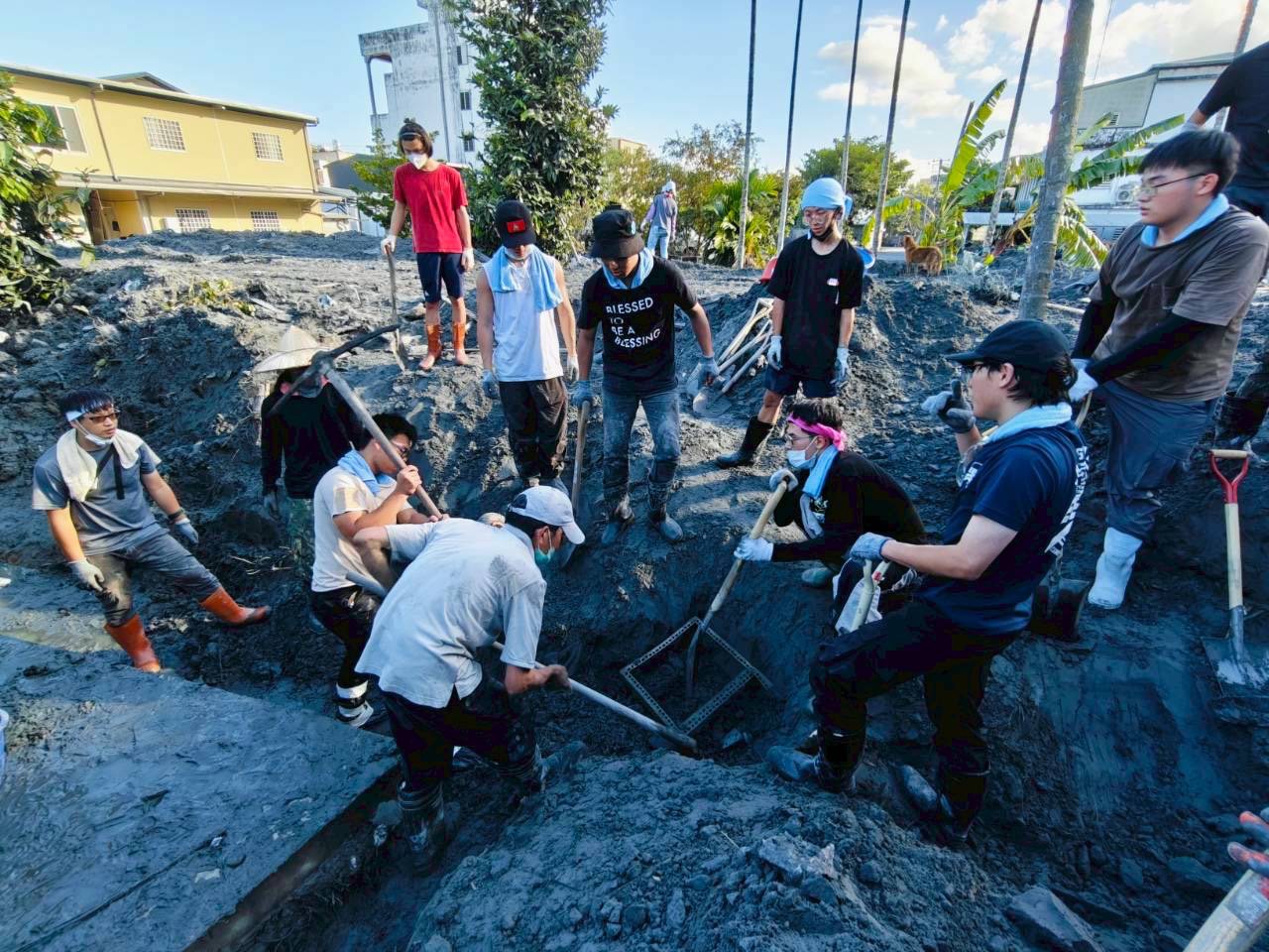 中原大學師生攜手為花蓮馬太鞍災區重建家園，協助住戶整頓環境與溝渠疏通。