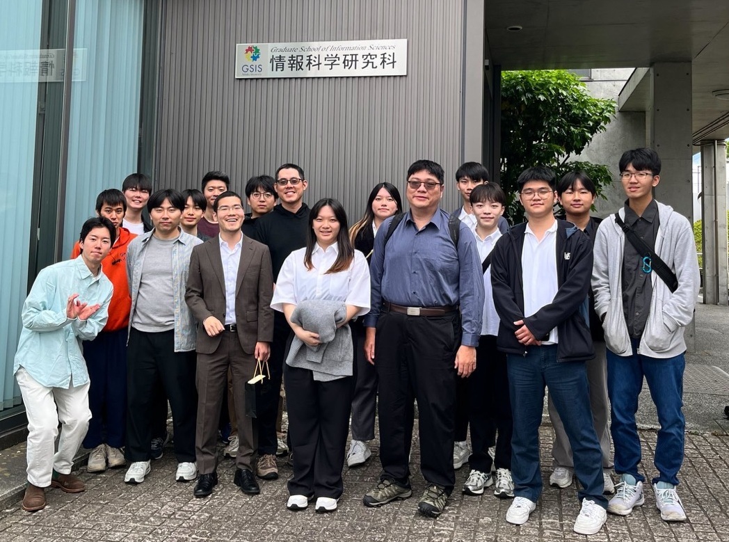 中原大學師生於日本東北大學青葉山校區前合影，展開量子計算移地教學與研究交流。