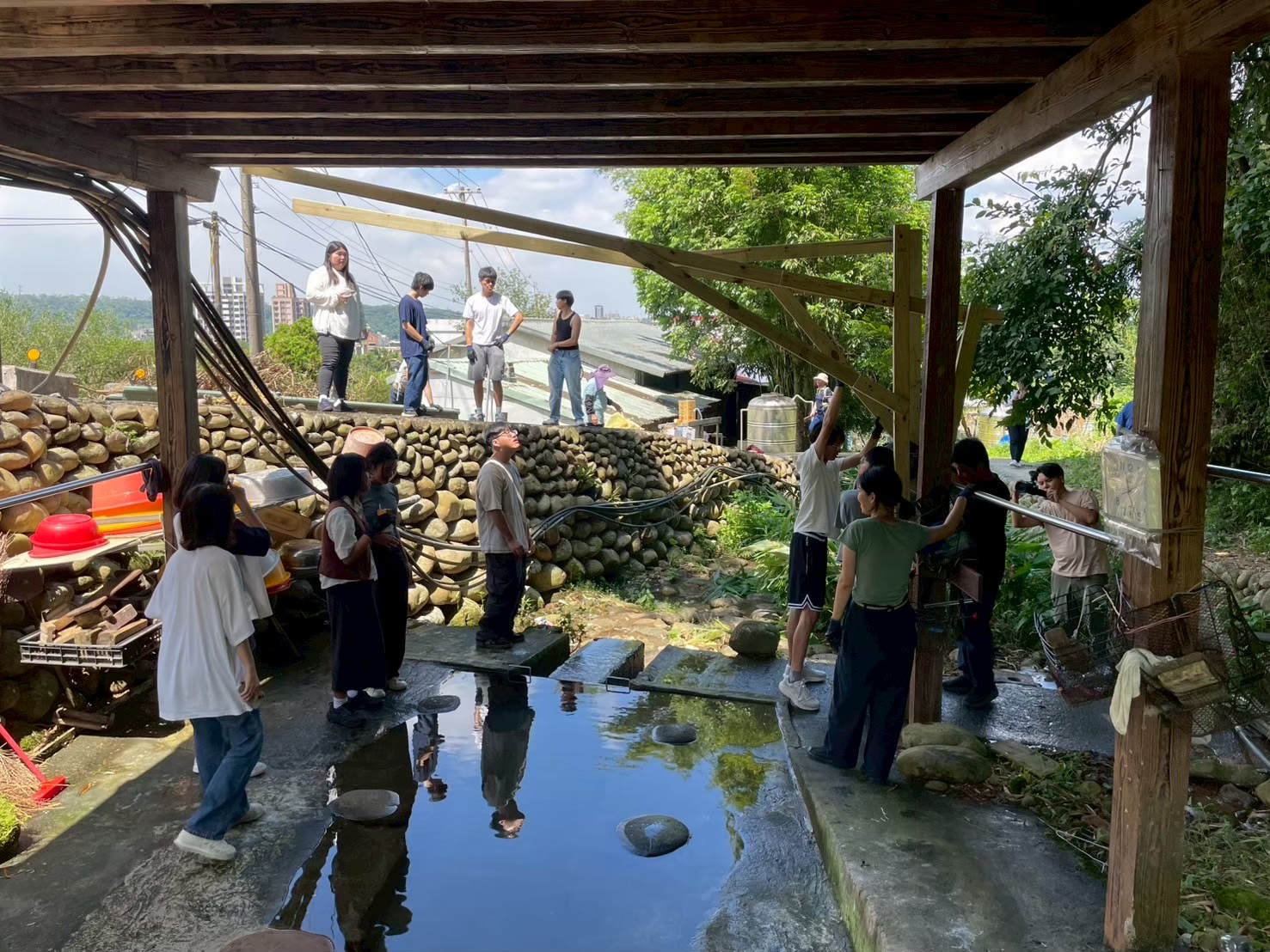 中原大學建築系、室設系與地景系學生在現場實作改造架構放樣，將設計圖化為真實構築。