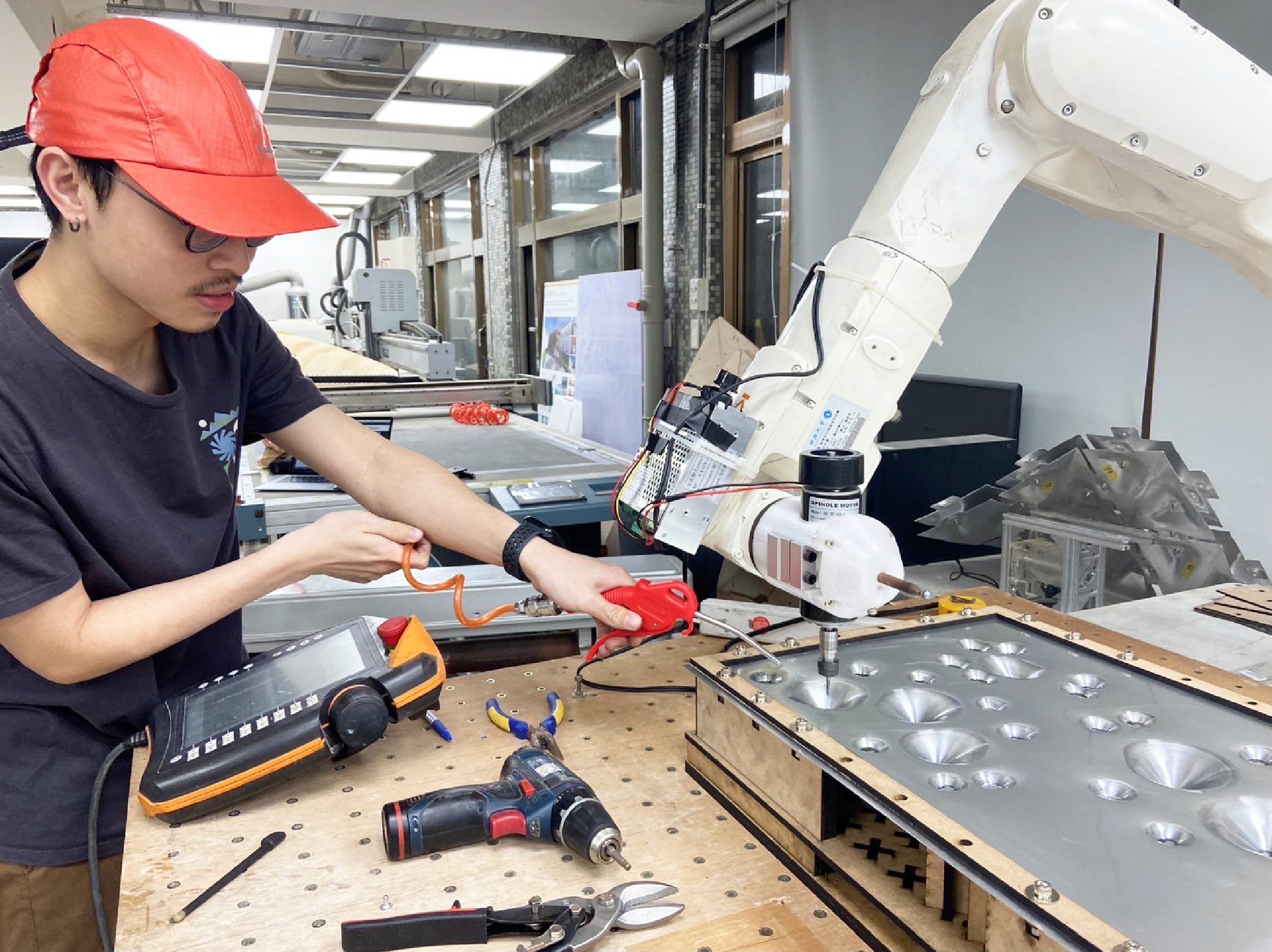 中原大學建築系導入協作機器人，串連參數化設計到製造的實作教學。