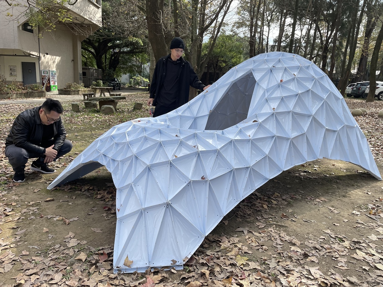 中原大學建築系鼓勵學生運用數位製造的精準與模組化特性，開發多元材料之應用潛力。(圖為PVC版加勁組構)