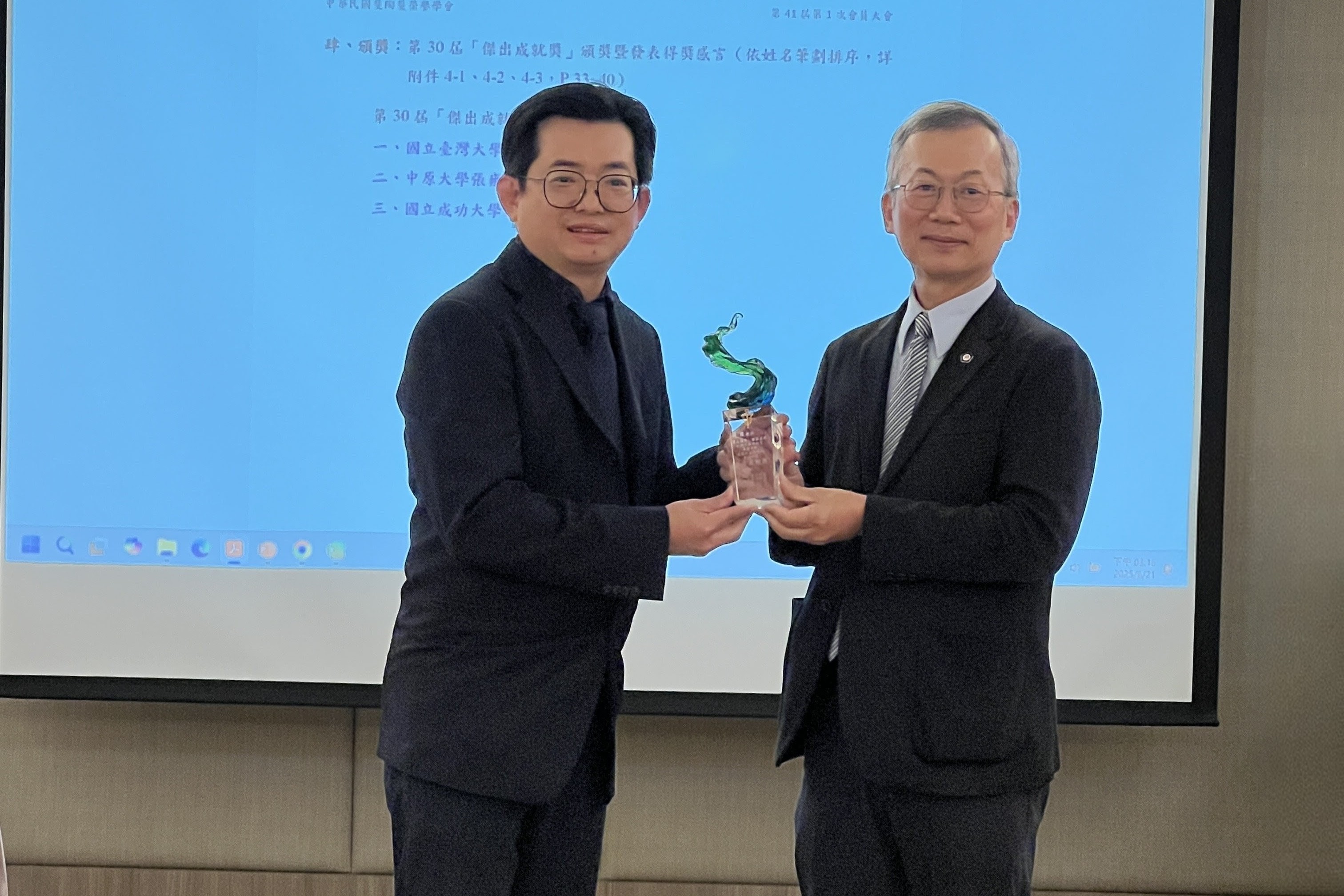 中原大學張雍講座教授(圖右)獲頒「斐陶斐榮譽學會」第30屆「傑出成就獎」。(頒獎人為學會會長、國立政治大學李蔡彥校長)