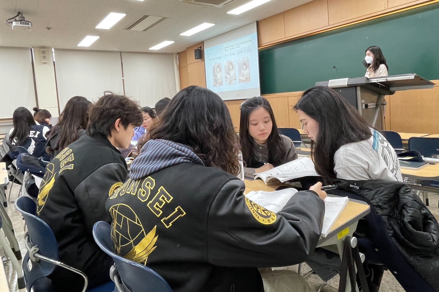 中原大學應華系學生與韓國學生進行分組對談與寫作交流。