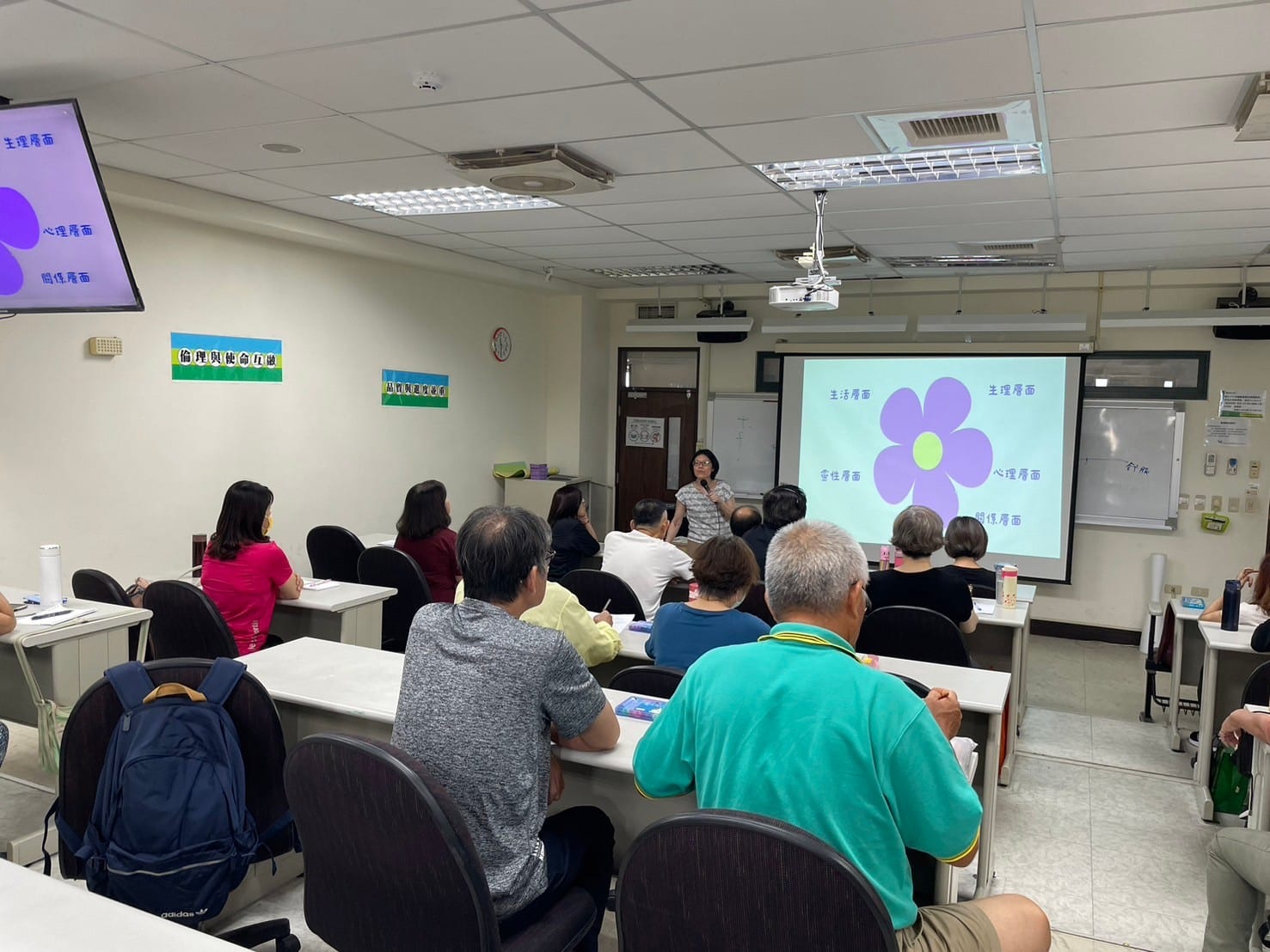 中原大學推廣教育處舉辦各類型課程，深受不同年齡層民眾喜愛。