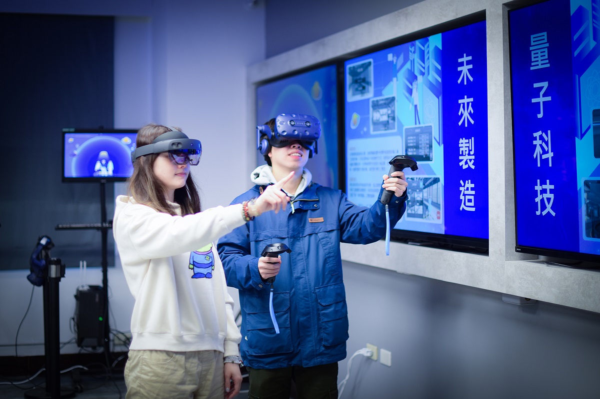 中原大學提供沉浸式VR體驗，讓學生身歷其境的融入場域活動，實際模擬操作互動細節。 1