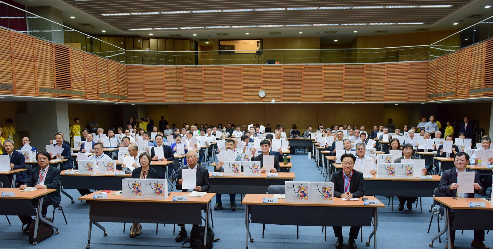 中原大學攜手資源循環產業推動協會，邀集75家企業簽署產學合作備忘錄，共推永續發展。