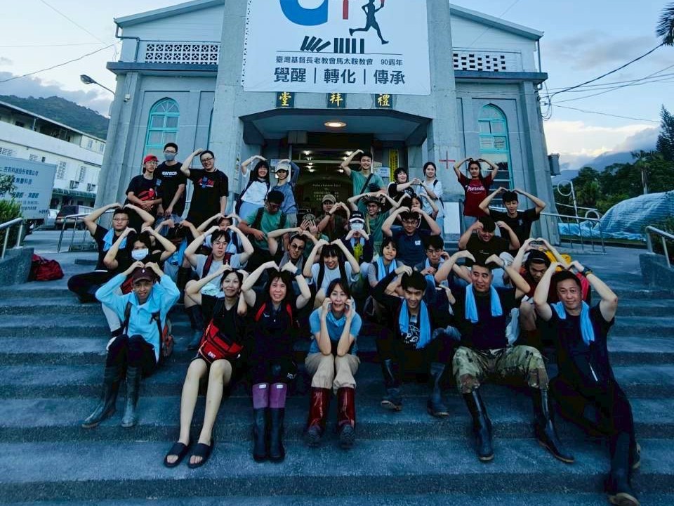 中原大學支援馬太鞍災後復原，中秋連假號召120人次前進災區協助災民清理環境。