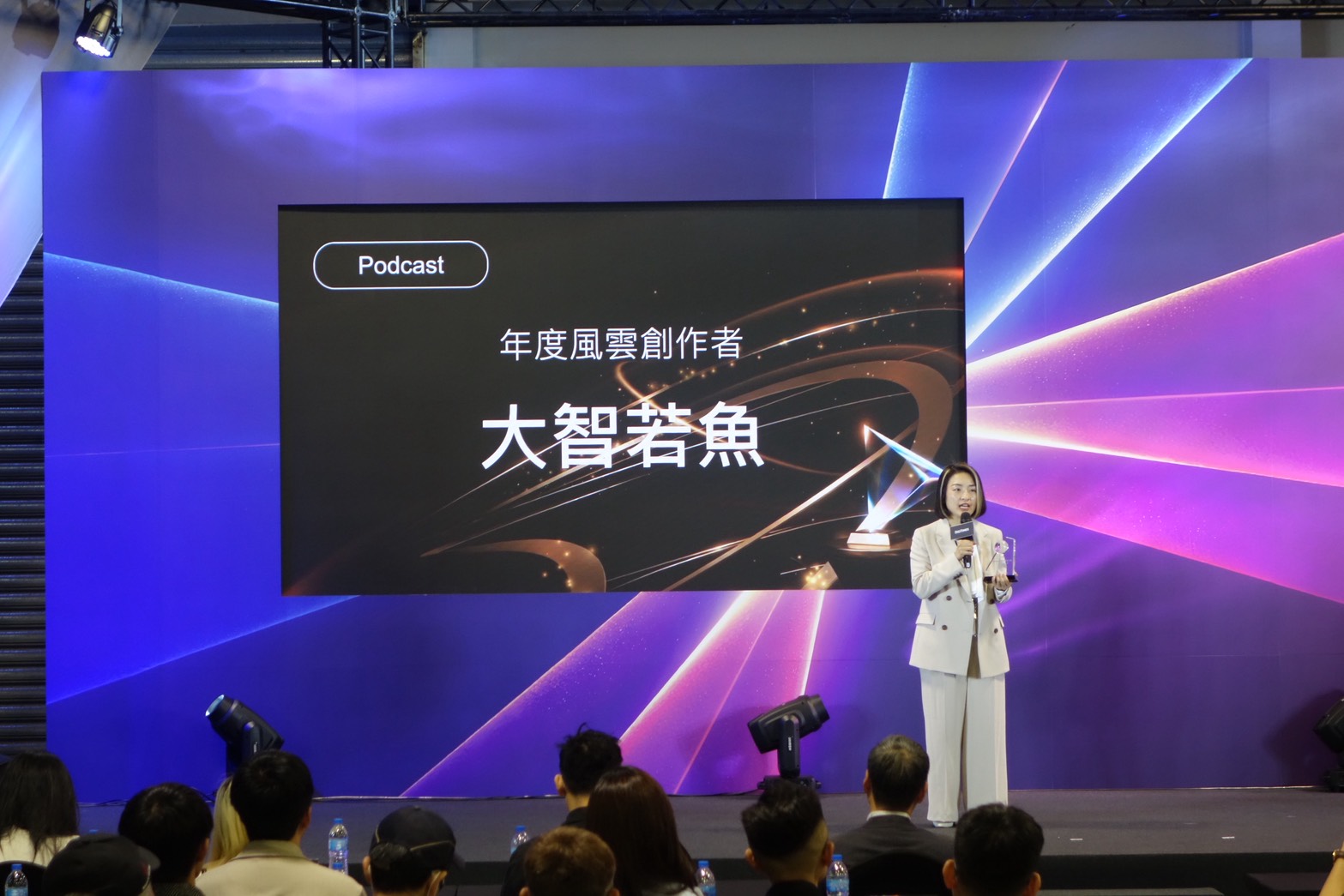 中原大學教授胡筱薇榮獲「創作者影響力大賞」年度風雲創作者獎項。