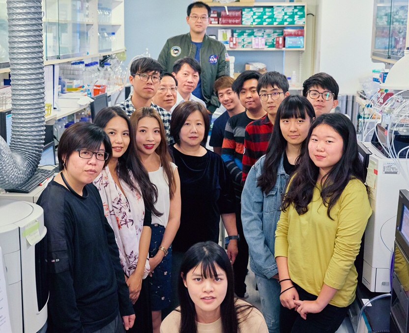 中原大學教授許毅芝（左4）帶領研究團隊投入奈米藥物關鍵技術研發，推動技術從學術研究邁向臨床應用。