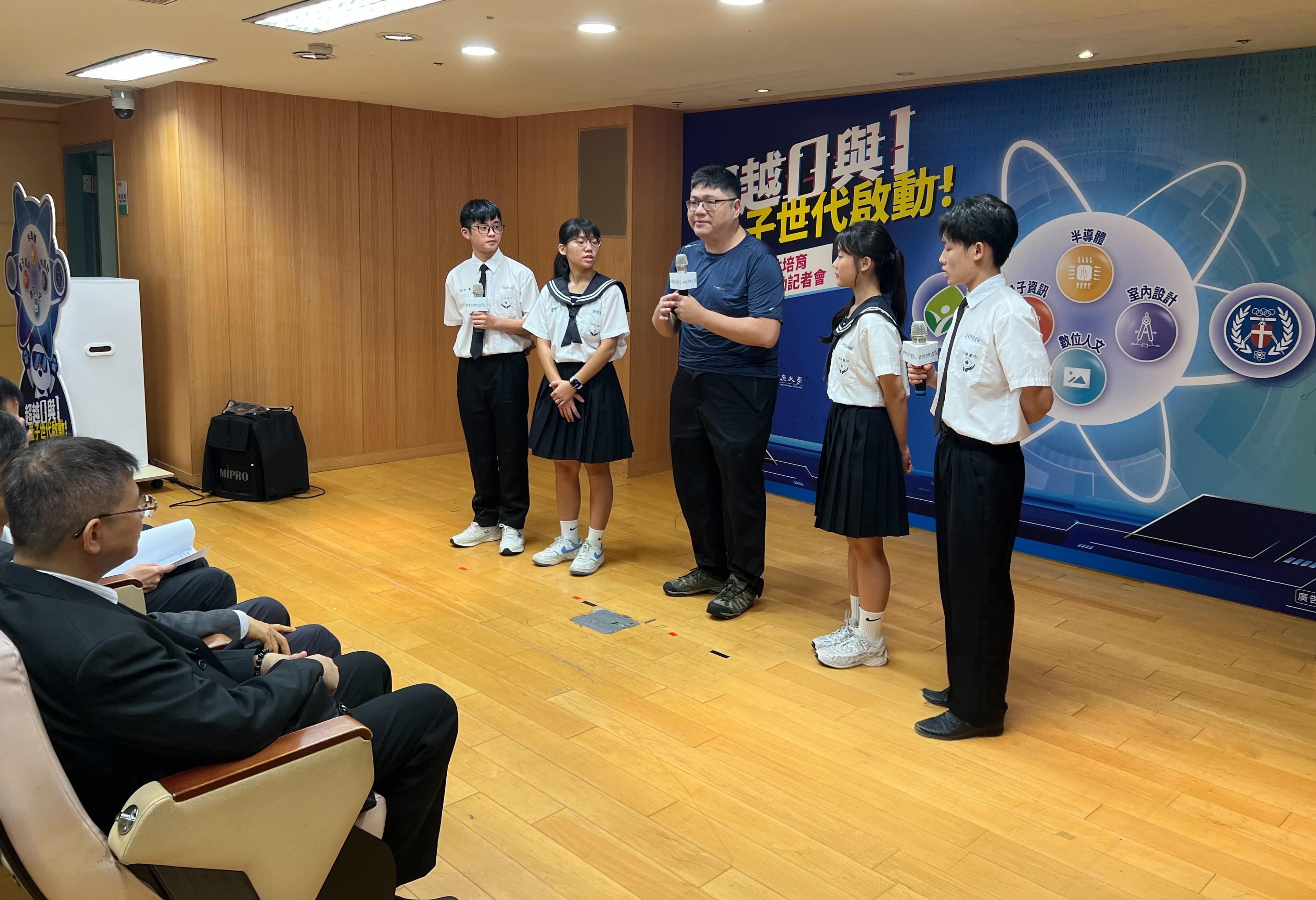中原大學智慧運算與大數據學士班助理教授黃琮暐(圖中)介紹中原豐富的「量子計算入門」課程。