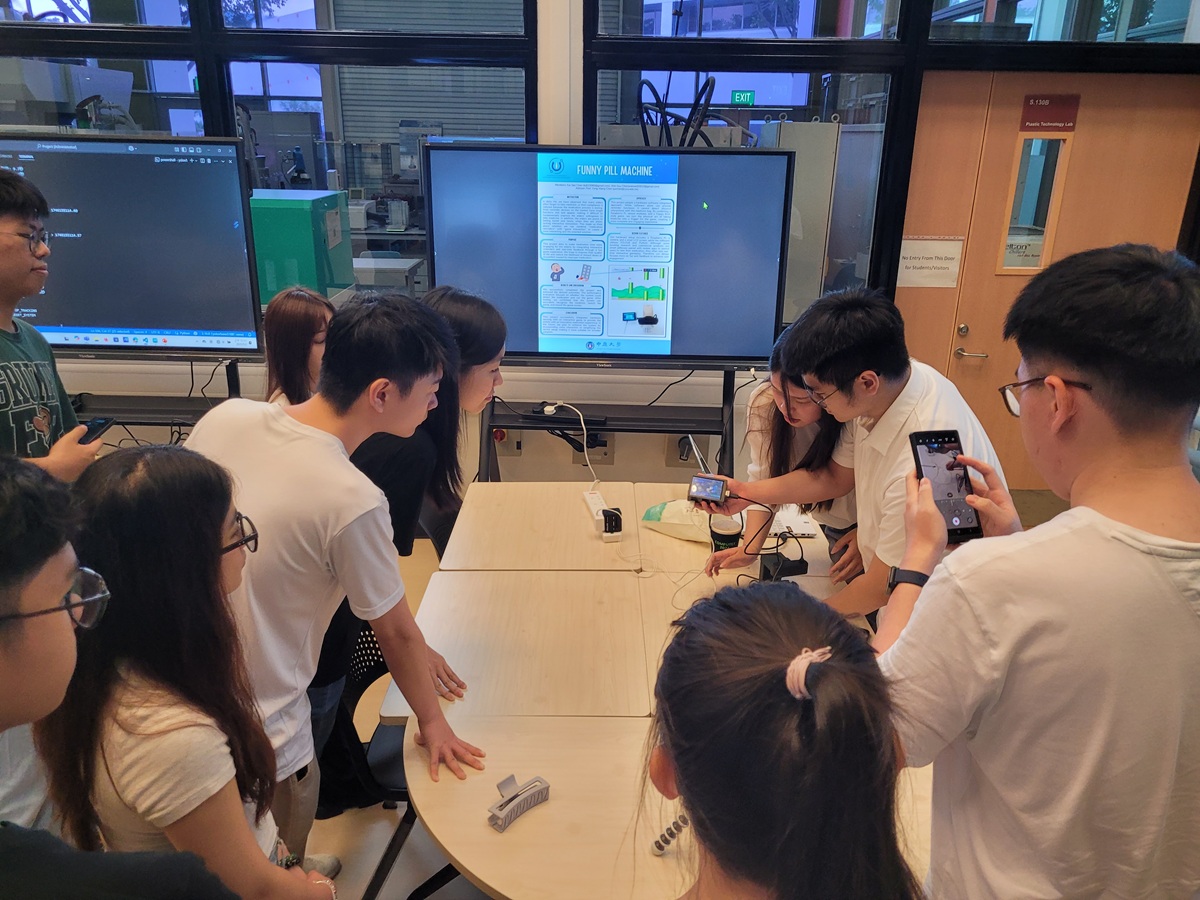 中原大學智慧運算與大數據學士班學生於新加坡南洋理工學院進行全英語專題發表。