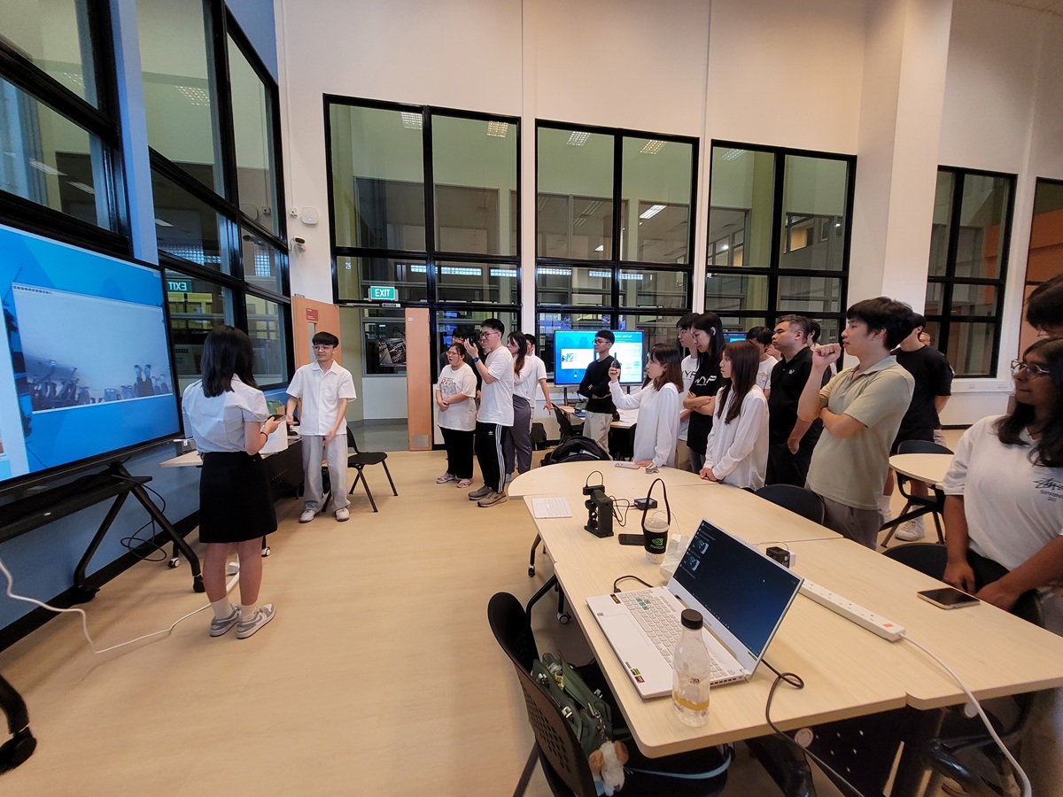 中原大學智慧運算與大數據學士班師生赴新加坡南洋理工學院發表課程成果。