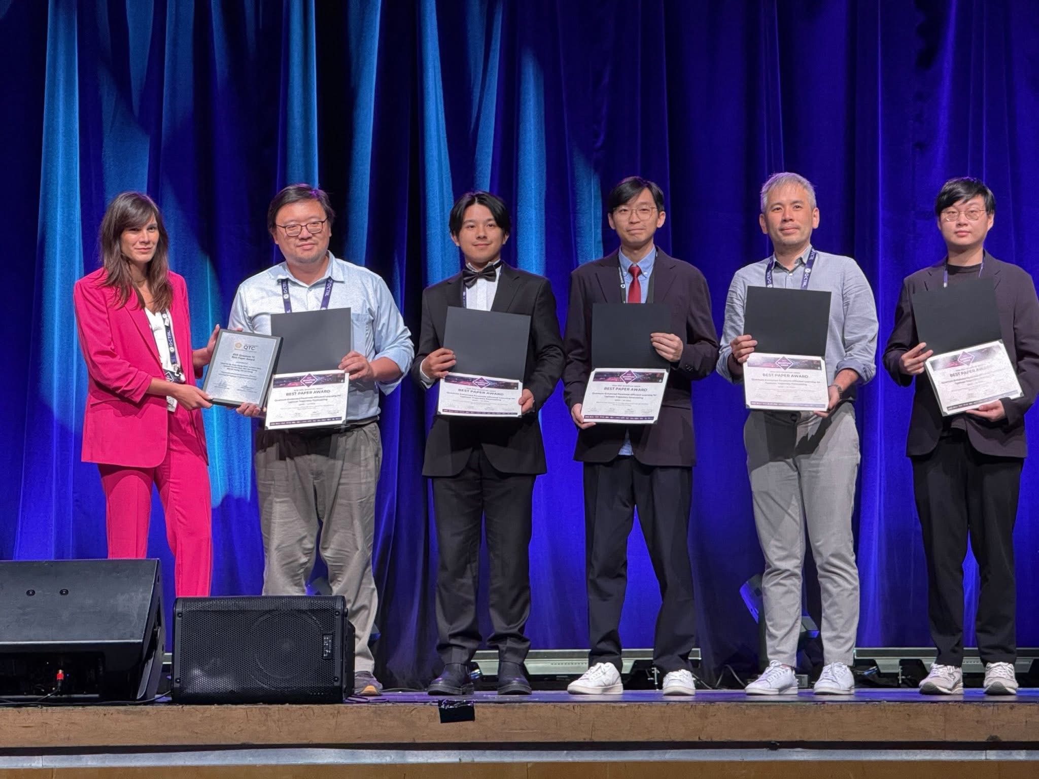 中原大學智慧運算與大數據碩士學位學程張晏瑞老師(右2)勇奪 IEEE 國際最佳論文首獎。