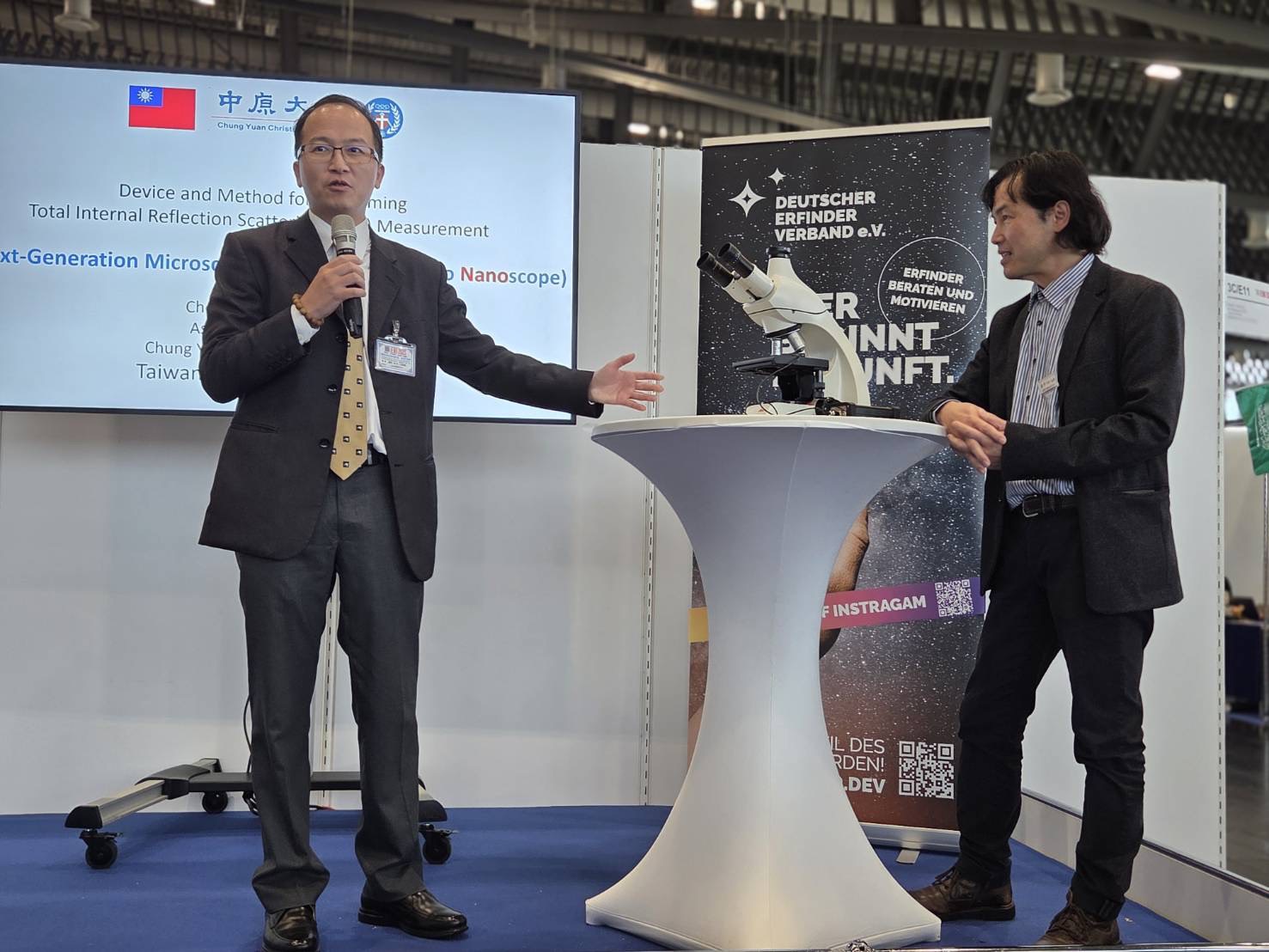 中原大學林政鞍(左)參加紐倫堡國際發明展競賽，介紹首度公開亮相之「可視化奈米顯微鏡」專利技術，贏得讚賞。