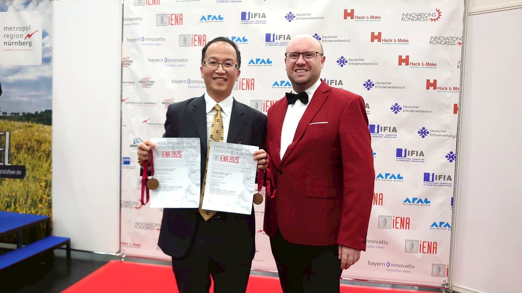 中原大學榮獲1金、2銅、1特別獎，中原醫工林政鞍教授代表領獎。