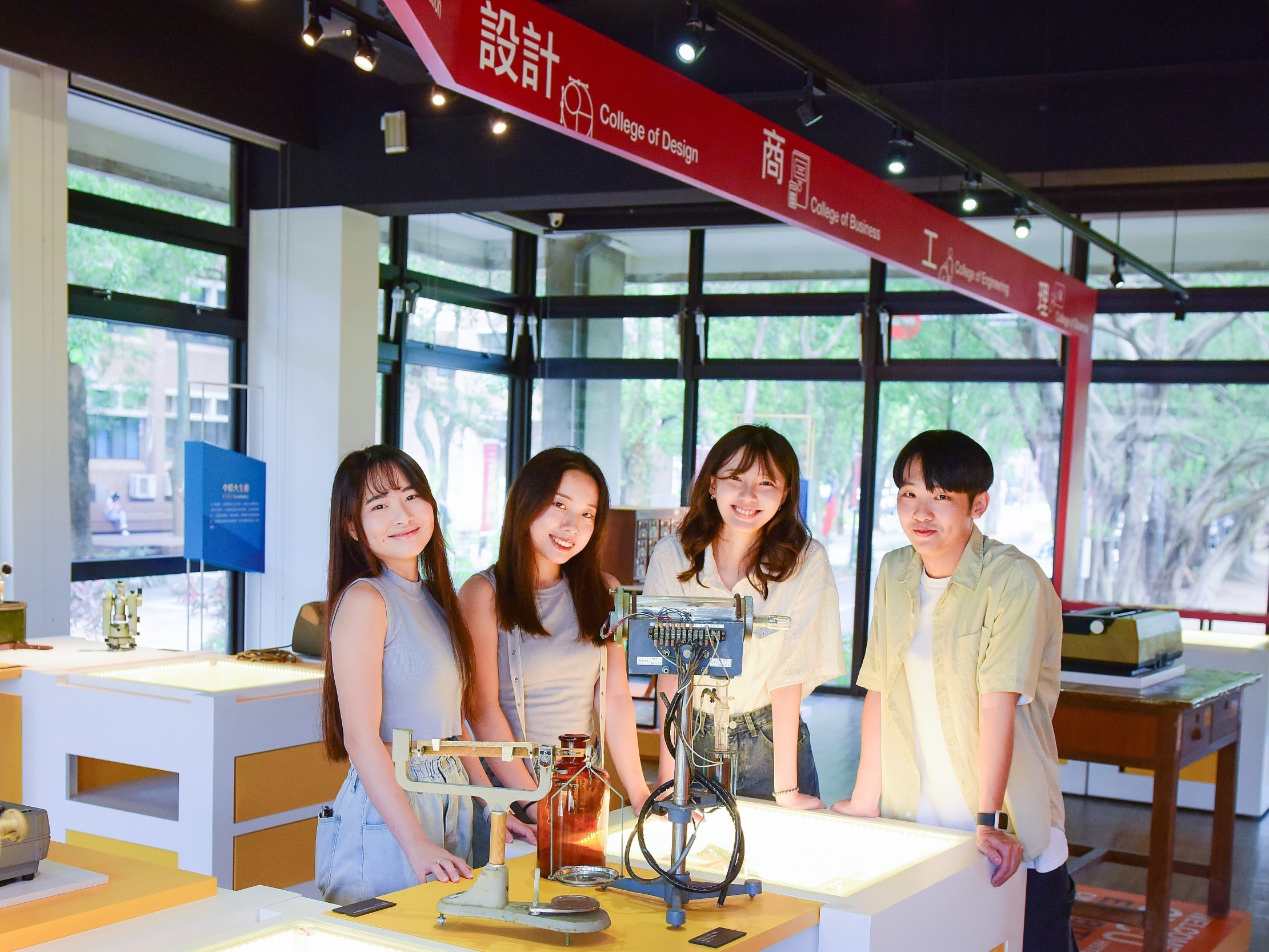 中原大學獲《遠見雜誌》評比為「企業最愛大學生」私校第一，學子展現專業與活力。