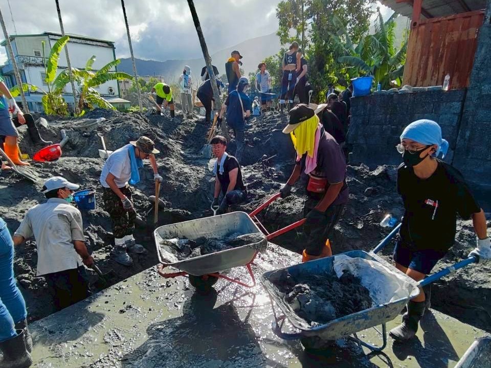 中原大學發起「師生攜手為花蓮馬太鞍災區重建家園」行動，志工合作清理溝渠淤泥。