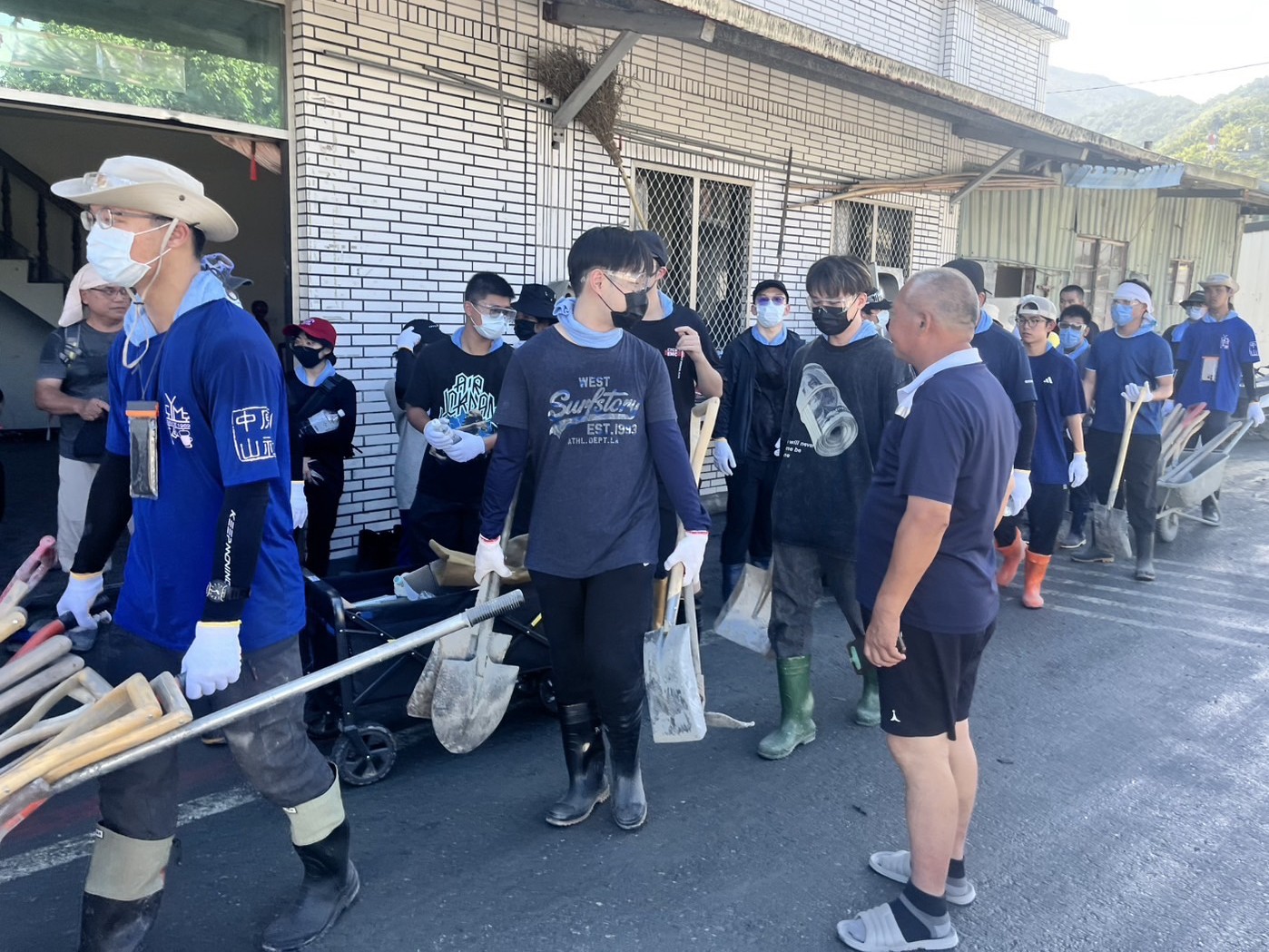 中原大學發起「馬太鞍重建家園志工服務」，在中秋節連假期間，號召三梯次前進災區為民服務。