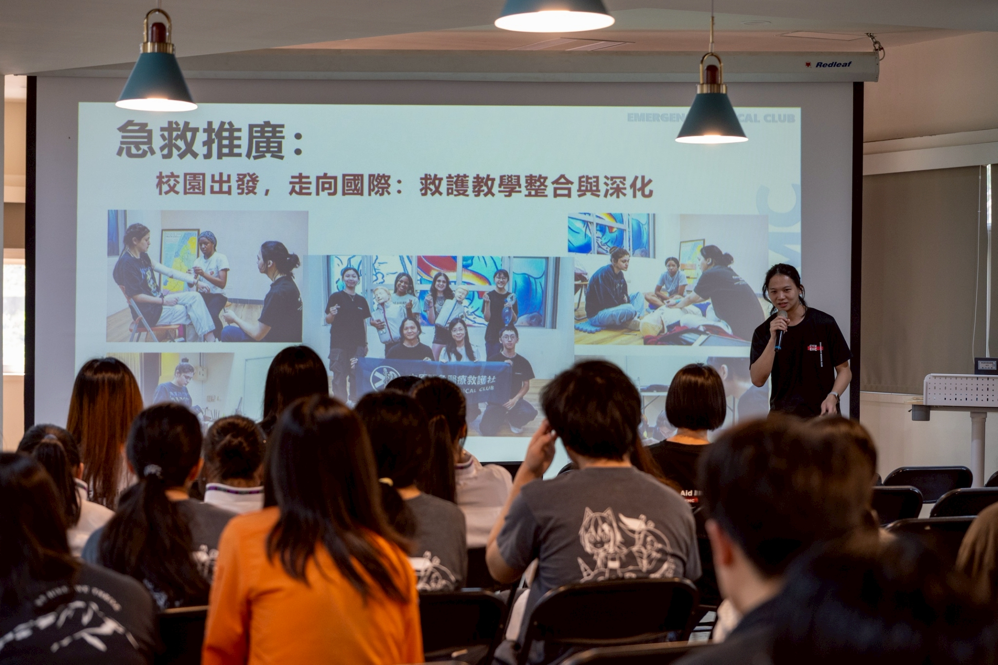 中原大學緊急醫療救護社獲邀擔任績優社團分享主講人。(圖為副社長許育豪)