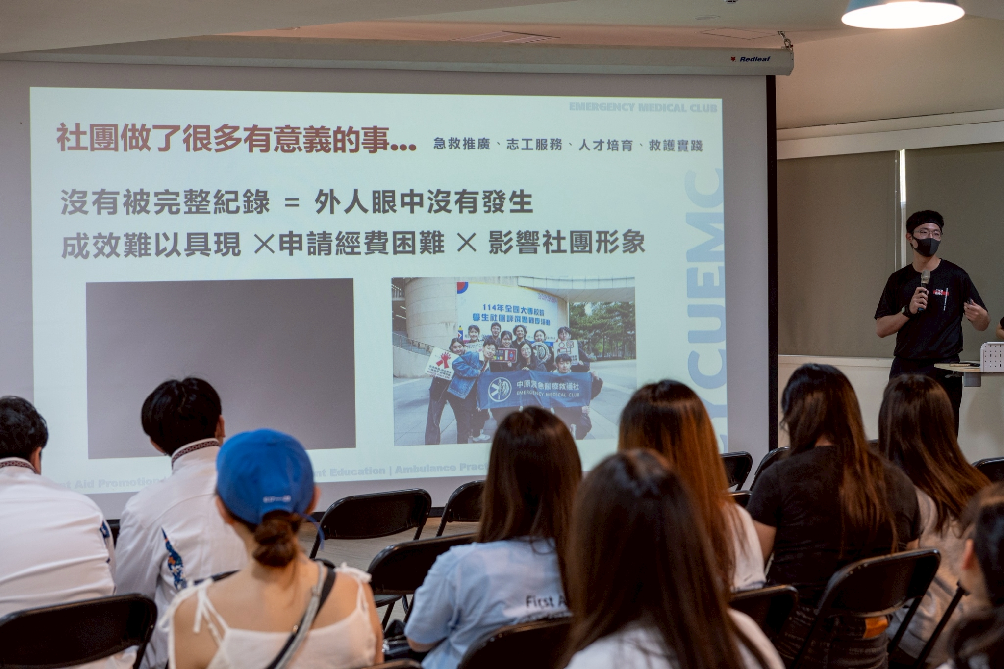 中原大學緊急醫療救護社獲邀擔任績優社團分享主講人。(圖為生輔長兼器材長張少府)