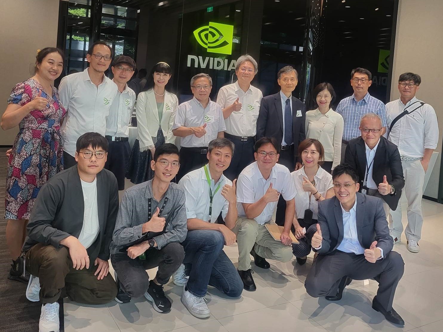 中原大學與NVIDIA合作成立AI University，雙方人員合影。