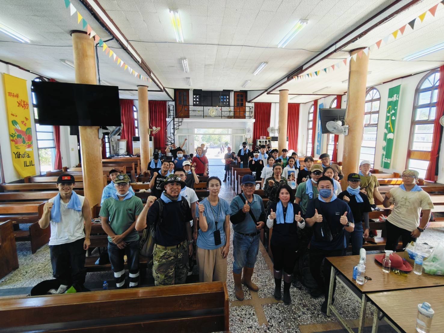 中原大學與馬太鞍長老教會合作，團結學生志工之力，協助災民重建家園。(前排中為馬太鞍教會楊阿華牧師)