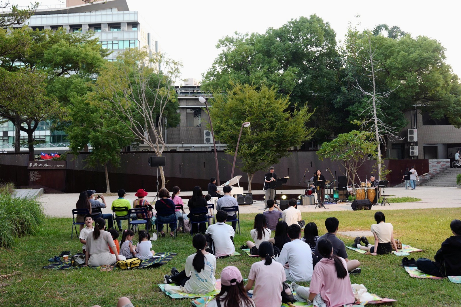 中原大學舉辦戶外音樂會，邀請DonSir爵士樂團帶來精采演出，以悠揚樂聲迎接校慶。