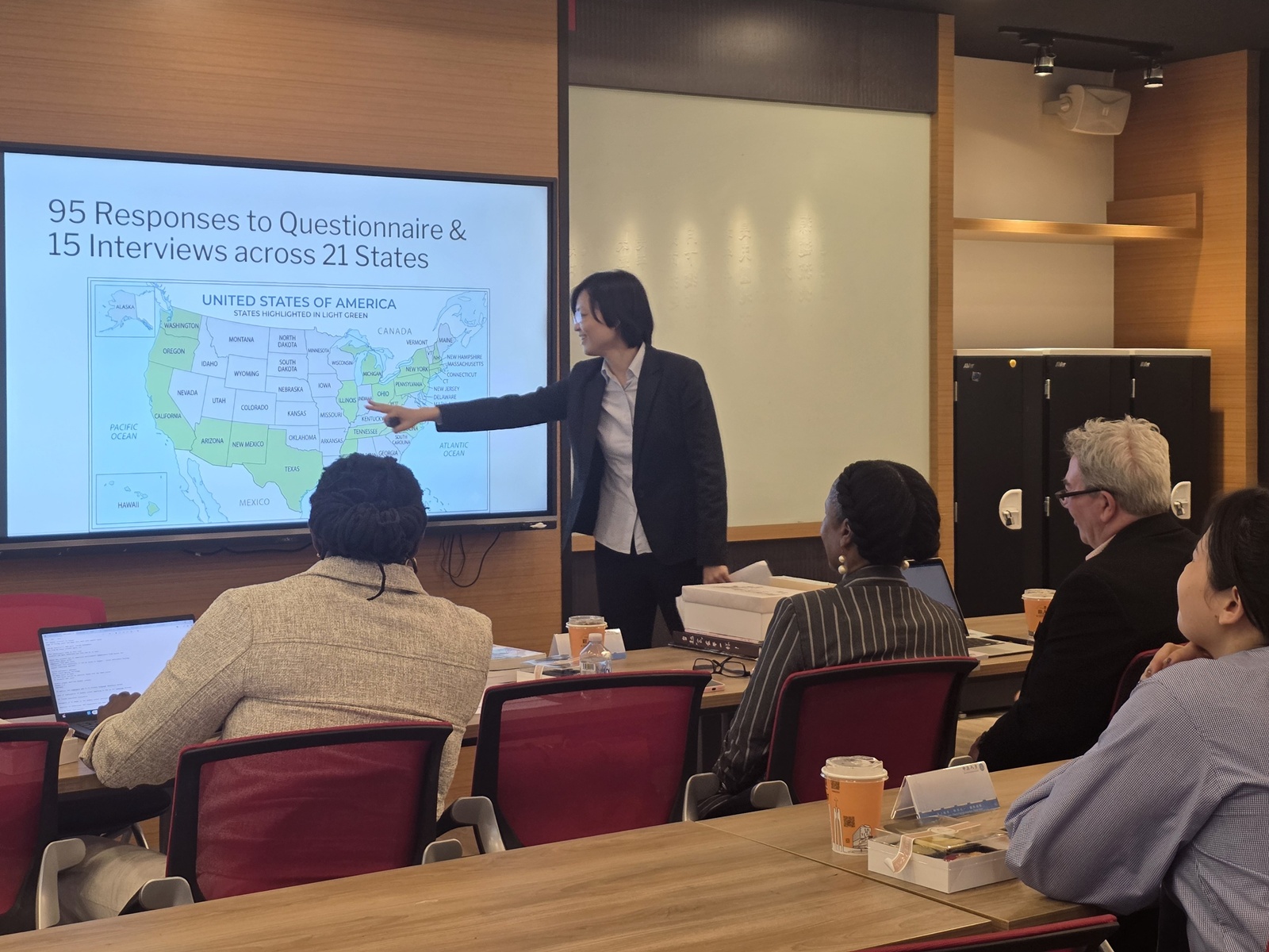 中原大學華語文教學中心副主任呂淳鈺向ACTFL代表團介紹教育部美國中學華語教材編纂計畫。