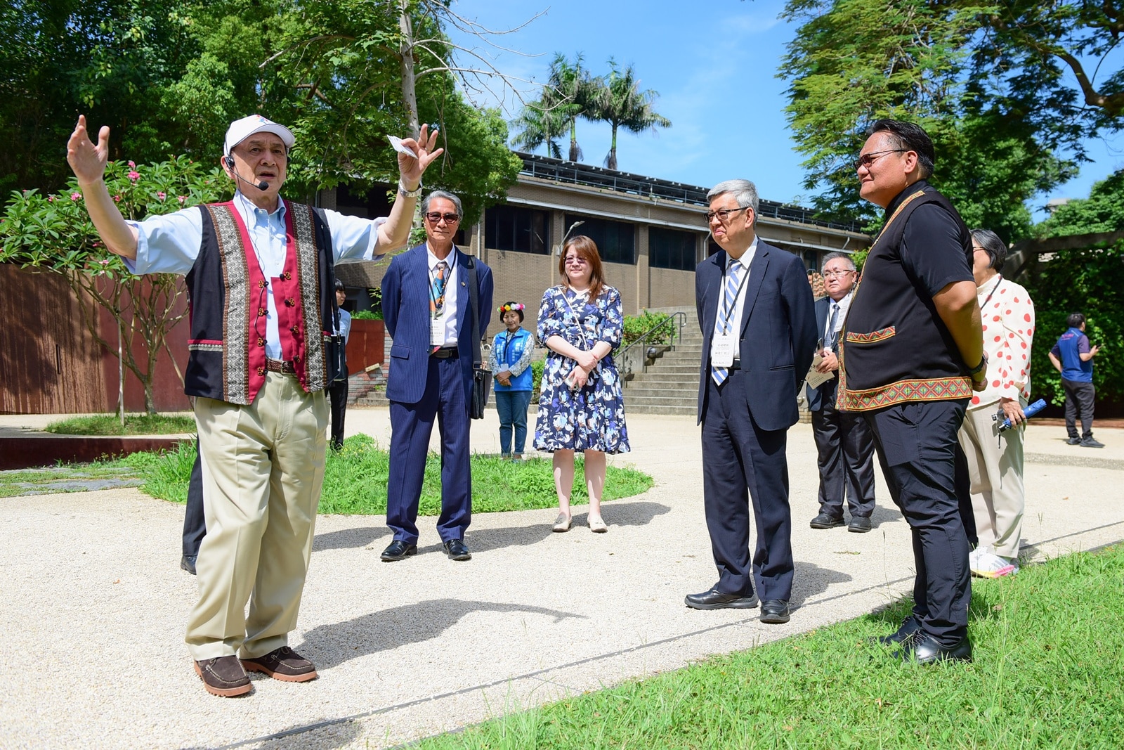 中原大學董事長張光正親自向海內外貴賓介紹校園景觀「泉源之谷」，展現中原的設計創意與永續理念。