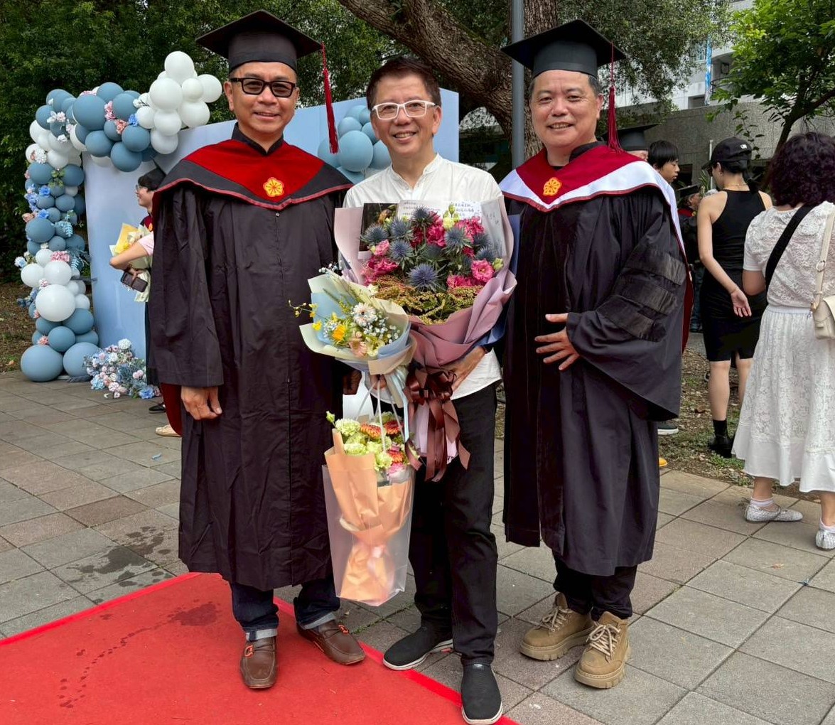 中原大學設計學院副院長陳歷渝(中)肯定室設所畢業生曾傳傑(左)勇於探索新知的終身學習精神