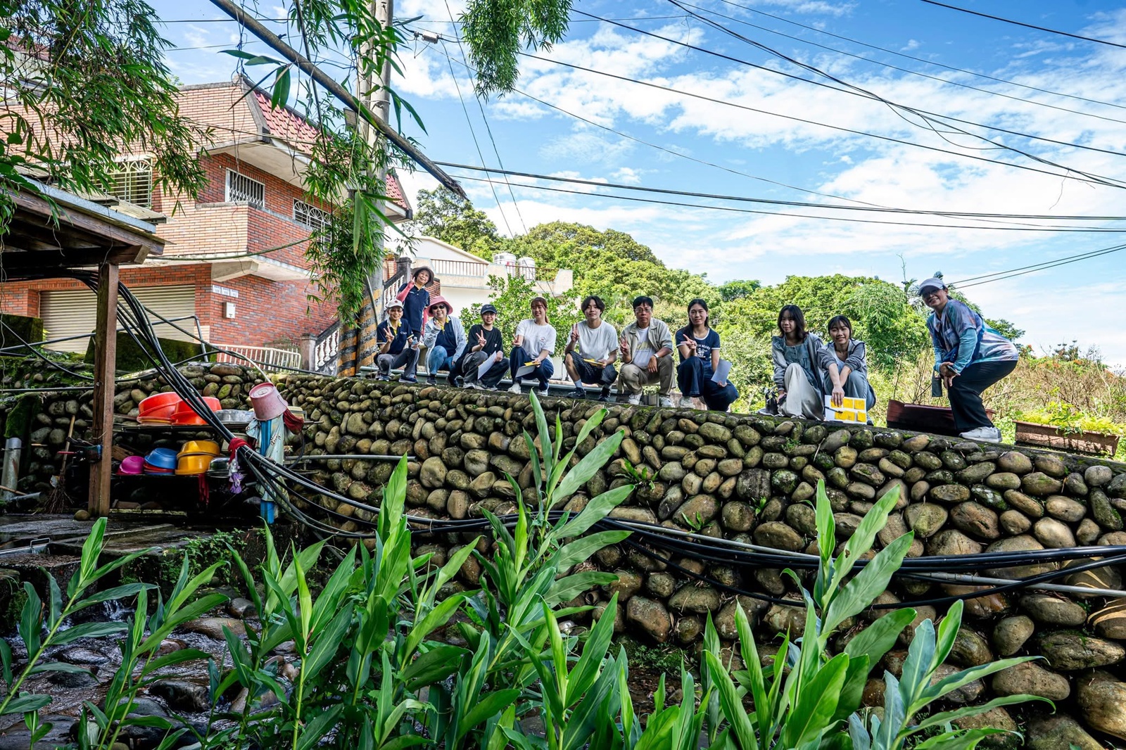 中原大學設計學院學生走入洗衫坑實地勘查，在真實地景中學習與地方協作及共創。