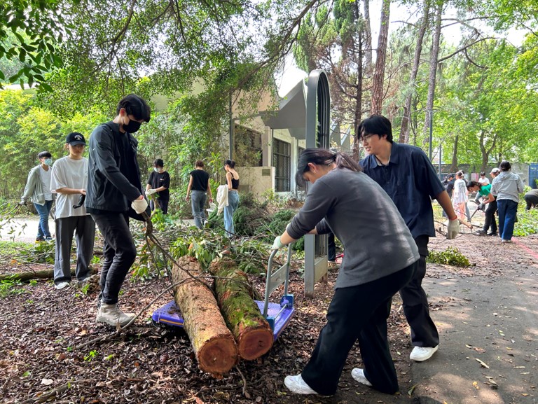 中原大學設計學院舉辦植栽整頓活動，師生與校友合力打造生態友善校園。