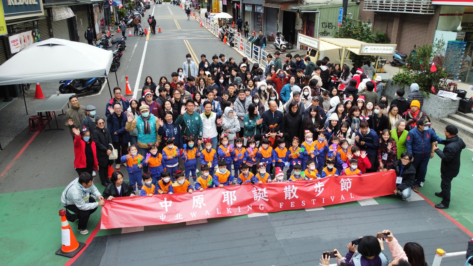 中原大學設計學院院長趙家麟與民間團體推動「中原耶誕散步節」，獲得地方大力支持。
