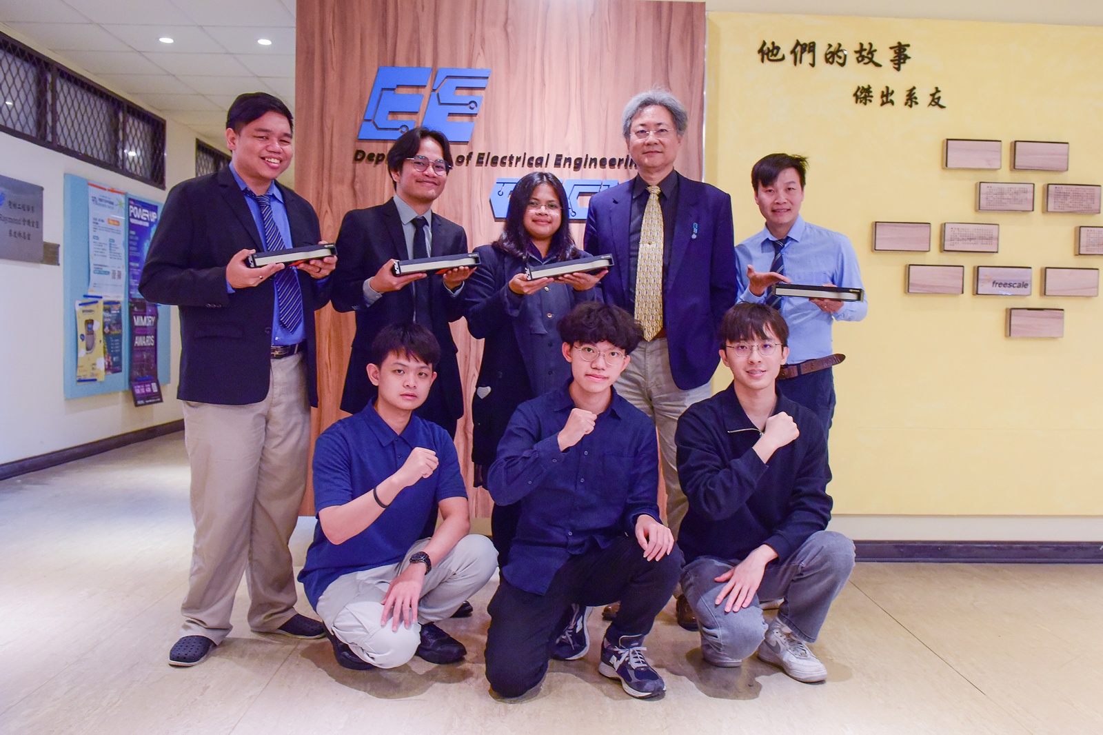 中原大學講座教授洪穎怡（後排右2）感謝NVIDIA提供硬體支援，協助團隊拓展量子AI於颱風預報與綠色能源之應用。