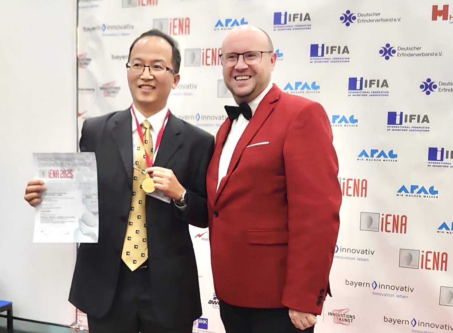 中原大學醫工系教授林政鞍(左)赴德國參加紐倫堡國際發明展，以生醫影像專利技術勇奪金牌大獎。