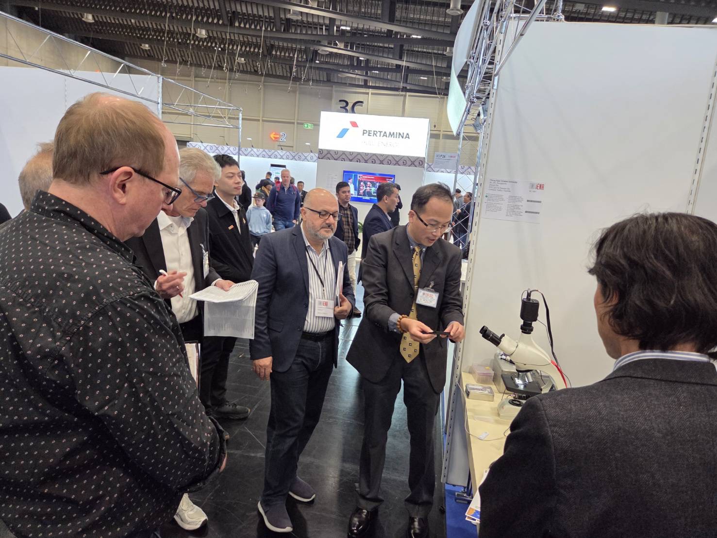 中原大學醫工系林政鞍向國際評審團介紹「可視化奈米顯微鏡」台美專利技術，展現台灣創新實力。