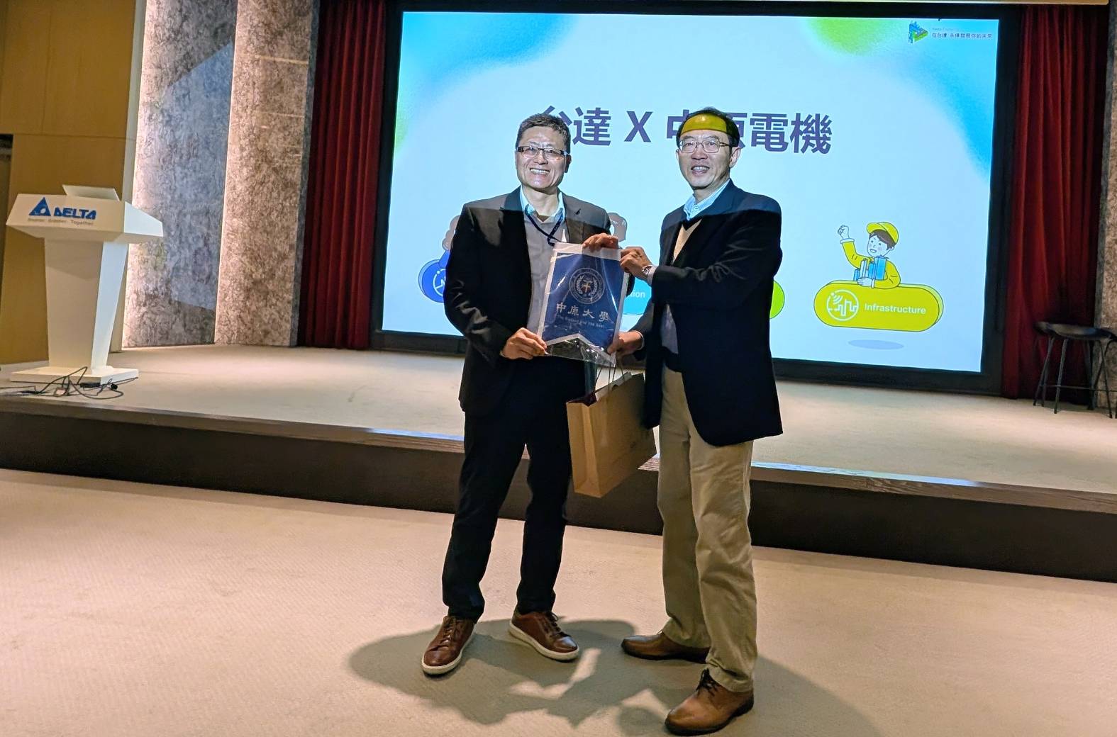 中原大學電機工程學系主任致贈感謝狀，感謝台達電的接待與參訪行程安排。