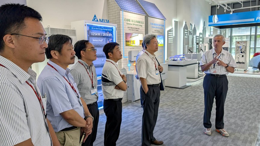 中原大學電機系教授團參觀台達電智慧電源展示空間，深入了解實務應用。