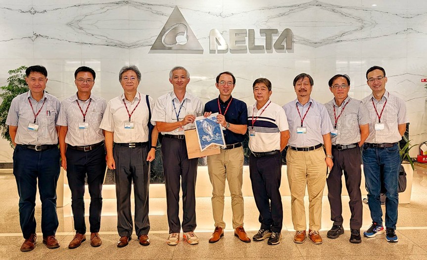 中原大學電機系教授團隊拜會台達電中壢五廠，雙方代表合影，此次拜會象徵中原大學與產業界共創智慧能源未來邁出關鍵一步。