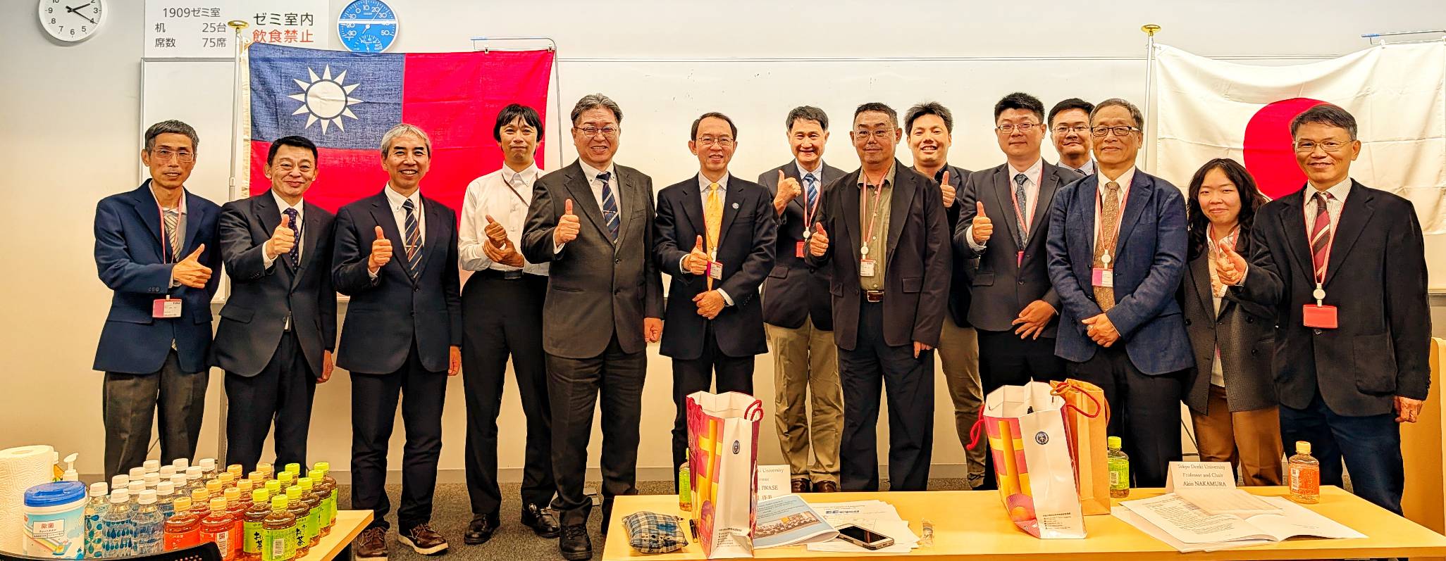 中原大學電機系與東京電機大學機器人暨機電工程學系教授群合影，象徵兩校長久友誼與科研合作。