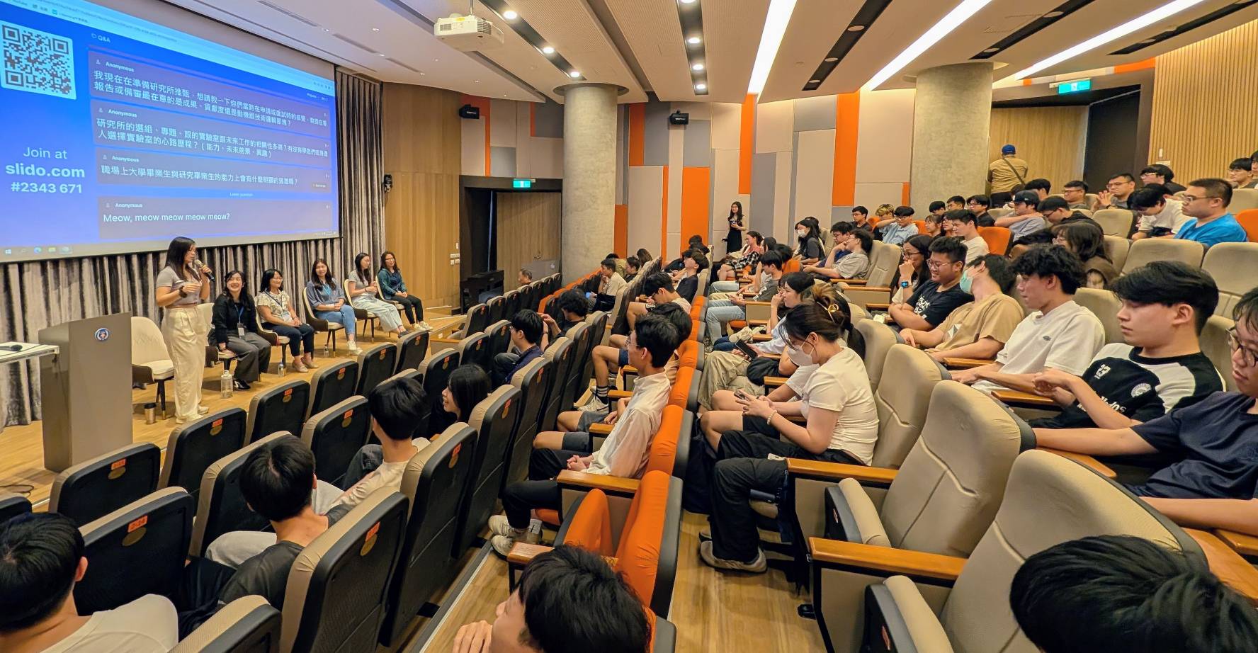 中原大學電機系舉辦「科技新女力」學姊座談，吸引百位學生熱烈參與。